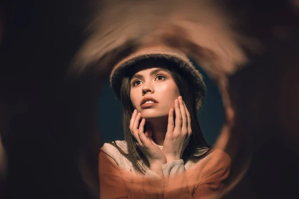 Портрет стильной вдумчивой женщины в шляпе, смотрящей в сторону — стоковое фото