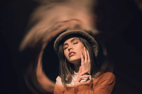 Retrato de mujer de moda en sombrero con los ojos cerrados - foto de stock