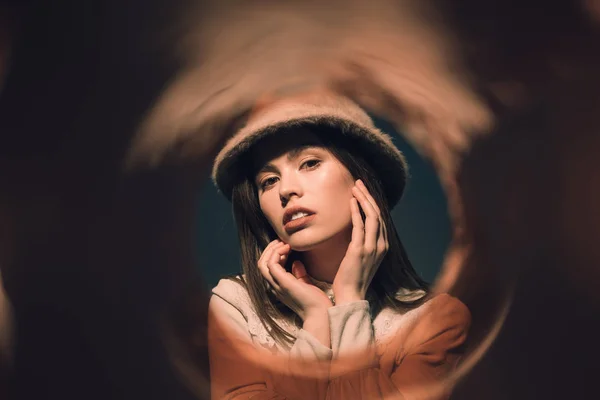 Retrato de la mujer de moda en el sombrero mirando a la cámara - foto de stock