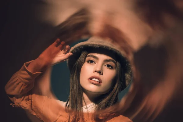 Retrato de mulher na moda em chapéu olhando para longe — Fotografia de Stock