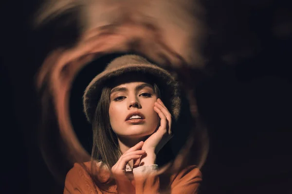 Ritratto di elegante giovane donna in cappello guardando la fotocamera — Foto stock