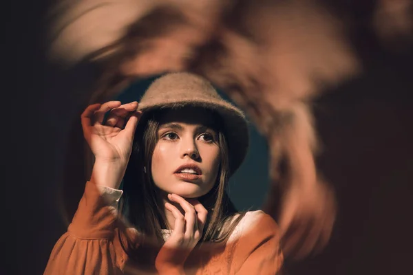 Portrait de femme coûteuse en chapeau élégant détournant les yeux — Photo de stock