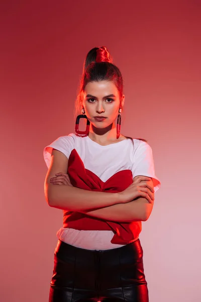 Retrato de mujer elegante con los brazos cruzados mirando a la cámara - foto de stock