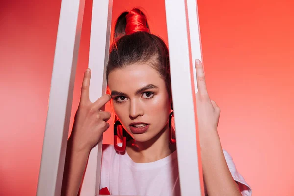 Retrato de la mujer de moda pensativa en la mirada a la cámara - foto de stock