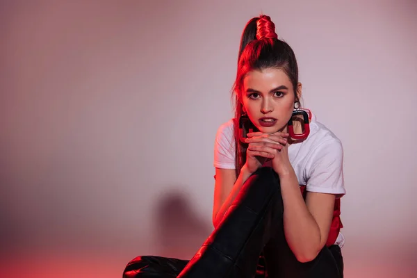 Retrato de mulher jovem na moda em roupas elegantes olhando para a câmera — Fotografia de Stock