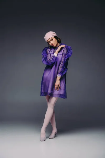 Фіолетову сукню — стокове фото