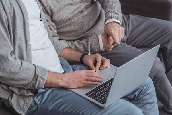 Utilisation de l'ordinateur portable — Photo de stock