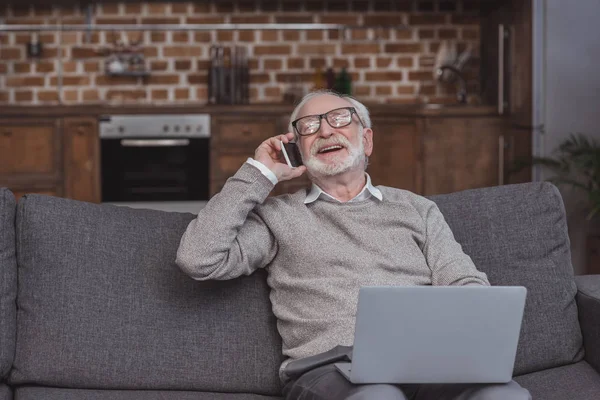 Talking on phone — Stock Photo