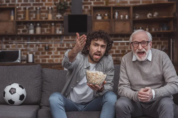 Père et fils regardant le football — Photo de stock