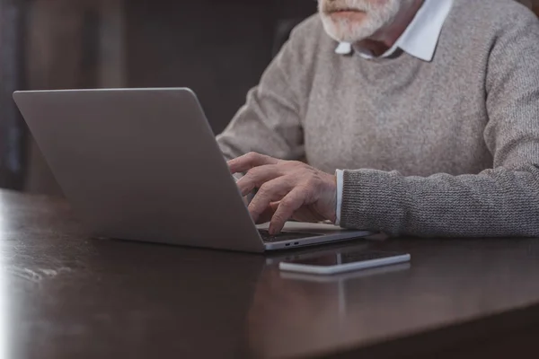 Uso del computer portatile — Stock Photo