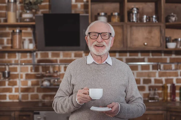 Homme âgé souriant — Photo de stock