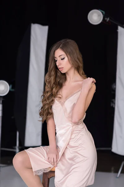 Sinnliches Mädchen mit langen Haaren posiert für Mode-Shooting im Studio — Stockfoto