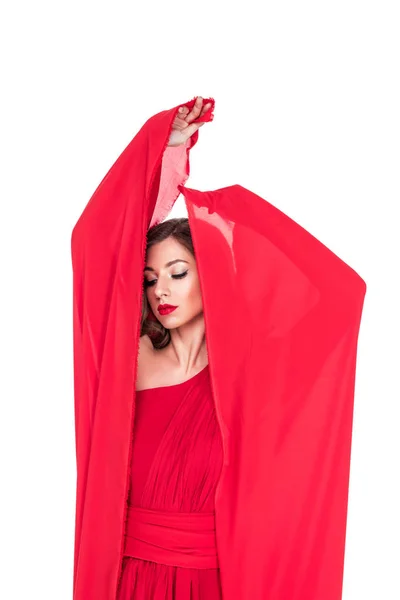 Glamouröses Mädchen posiert in rotem Kleid mit Schleier, isoliert auf weiß — Stockfoto