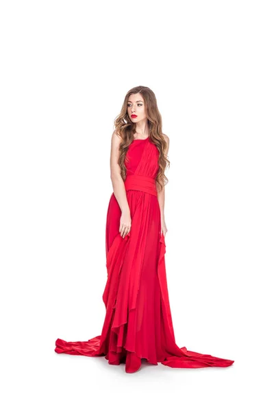 Красива гламурна жінка позує в червоній сукні, ізольована на білому — стокове фото