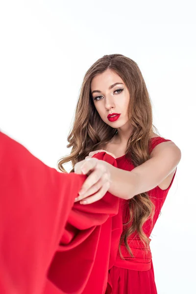 Glamourosa bela mulher posando com chiffon vermelho, isolado em branco — Fotografia de Stock