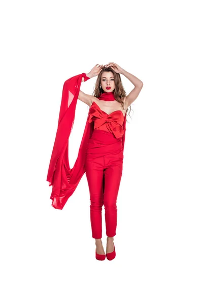 Elegante mujer de moda posando en ropa roja, aislado en blanco - foto de stock