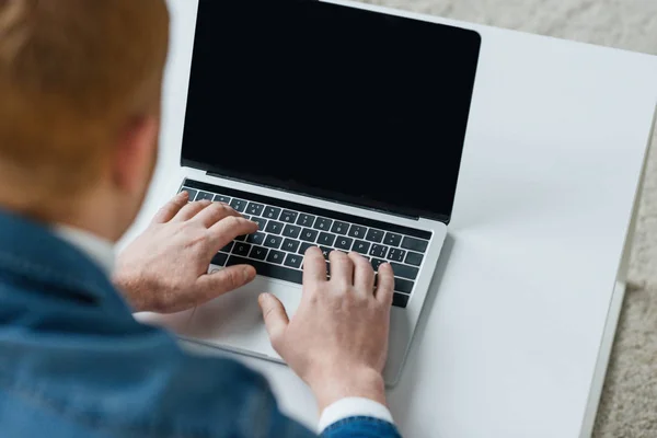 Vue rapprochée de l'ordinateur portable avec écran vide dans les mains des hommes — Photo de stock