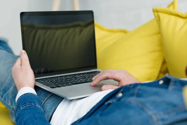 Vue rapprochée de l'ordinateur portable avec écran vide dans les mains des hommes — Photo de stock