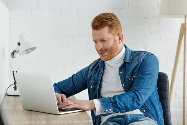 Young professional man looking at laptop screen — Stock Photo