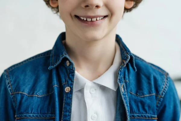 Close-up vista de criança sorrindo vestindo camisa e jaqueta — Fotografia de Stock