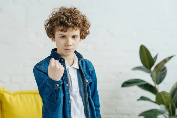 Niño enojado mostrando el puño cerrado - foto de stock