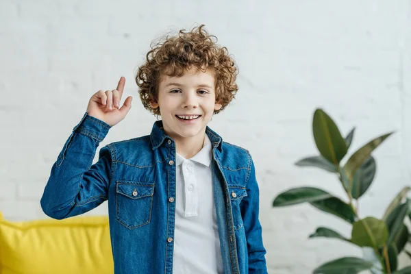 Child boy having an idea pointing up — Stock Photo