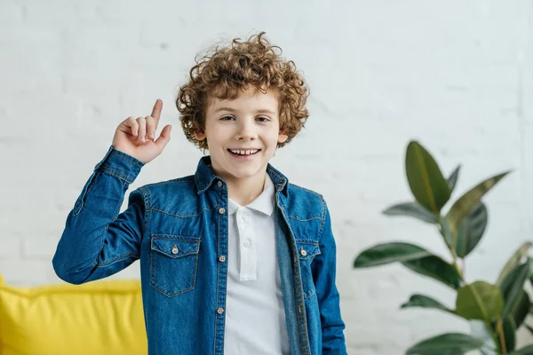 Niño teniendo una idea apuntando hacia arriba — Stock Photo