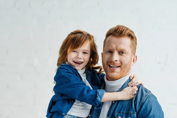 Vater und kleine Tochter umarmen sich und blicken in die Kamera — Stockfoto