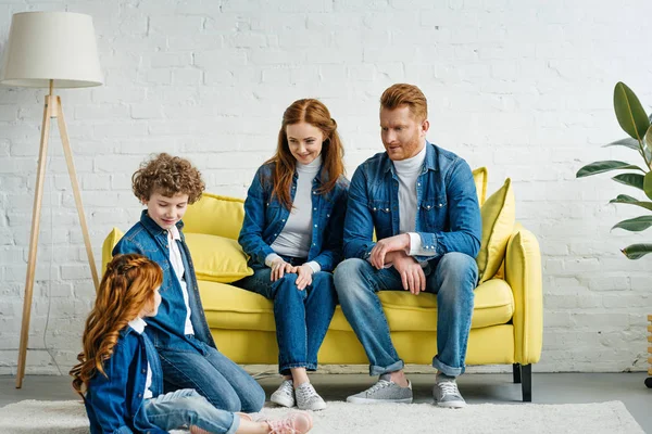 Famille passer du temps ensemble dans une chambre confortable — Photo de stock