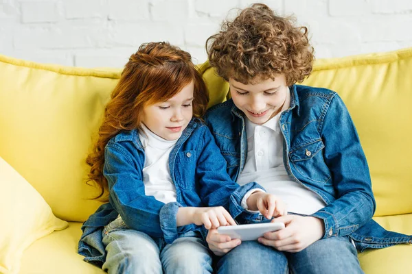 Niños divirtiéndose usando smartphone - foto de stock