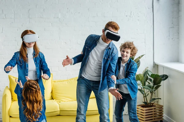 Родители, использующие виртуальные очки, веселятся вместе со своими детьми — стоковое фото