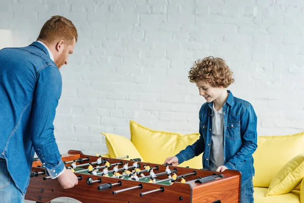 Criança e pai jogando futebol de mesa juntos — Fotografia de Stock