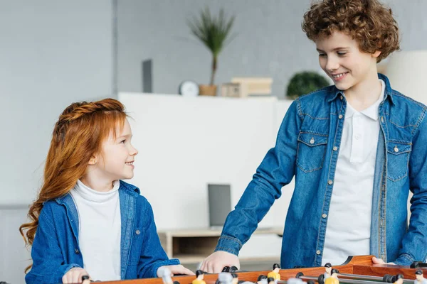 Schwester und Bruder spielen Tischfußball — Stockfoto