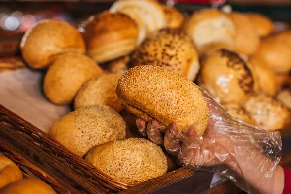 Partial view of shopper choosing loaf of bread in store — Stock Photo