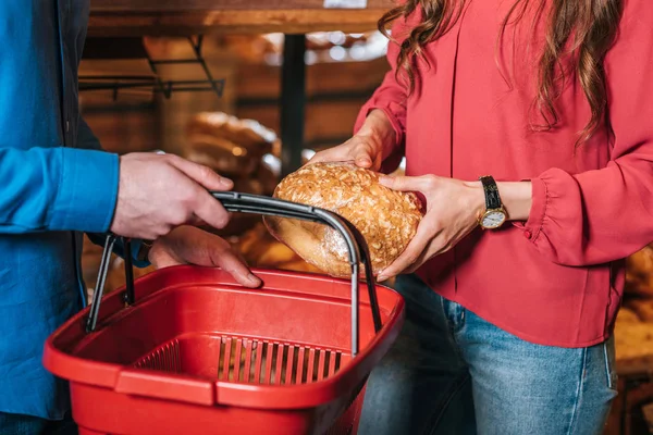 Schnappschuss von Paar mit Einkaufskorb beim gemeinsamen Einkaufen im Supermarkt — Stockfoto