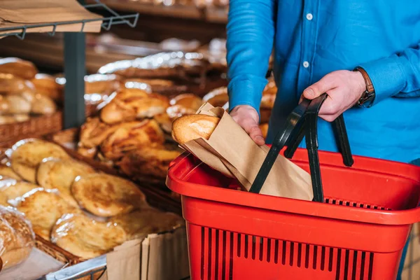 Покупка хлеба — стоковое фото