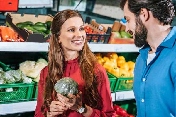 Portrait of smiling couple shopping together in supermarket — Stock Photo