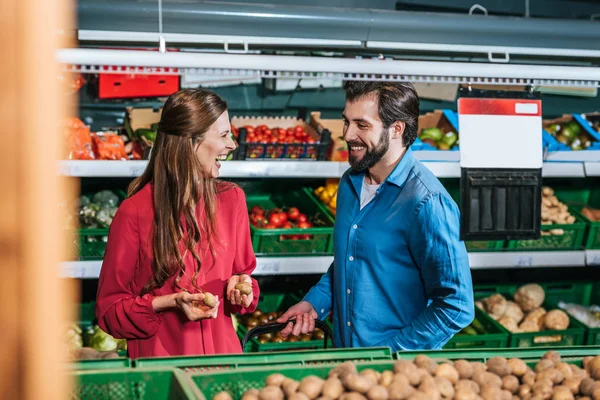 Porträt eines glücklichen Paares beim gemeinsamen Einkaufen im Supermarkt — Stockfoto