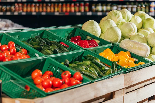 Nahsicht auf arrangiertes frisches Gemüse im Lebensmittelladen — Stockfoto