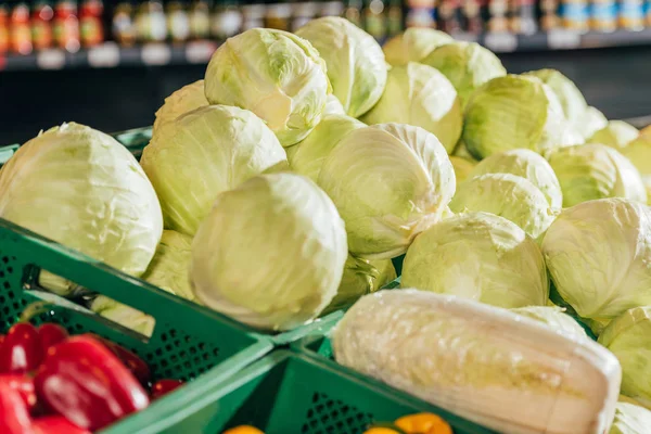Vista ravvicinata di verdure fresche organizzate nel negozio di alimentari — Foto stock