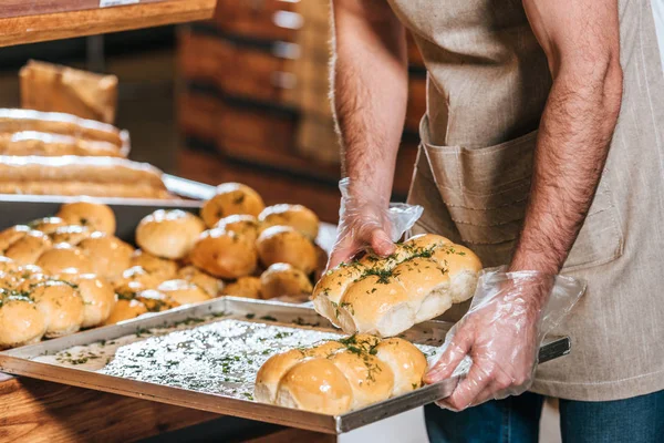 Tiro cortado de assistente loja masculina organizar pastelaria no supermercado — Fotografia de Stock