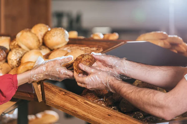 Schnittwunden an Verkäuferin, die Frau im Supermarkt Brot gibt — Stockfoto