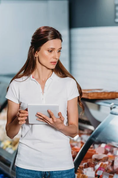 Porträt einer Verkäuferin mit digitalem Tablet im Verbrauchermarkt — Stockfoto