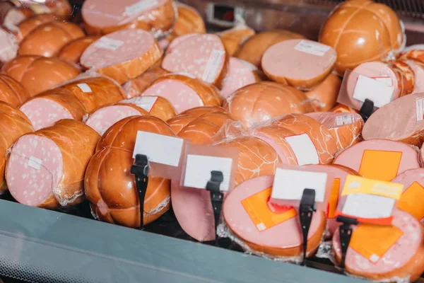 Vista de perto das salsichas arranjadas e wurst no supermercado — Fotografia de Stock
