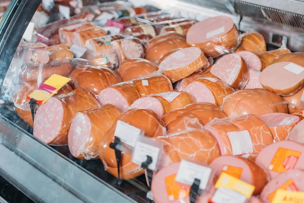 Primer plano vista de salchichas arregladas y wurst en el supermercado - foto de stock