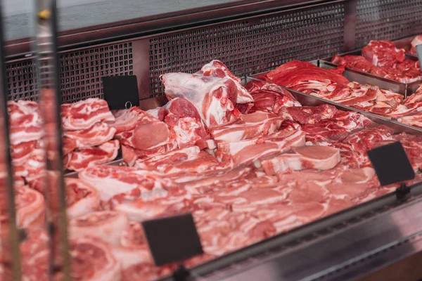 Vista de perto da carne crua arranjada no supermercado — Fotografia de Stock