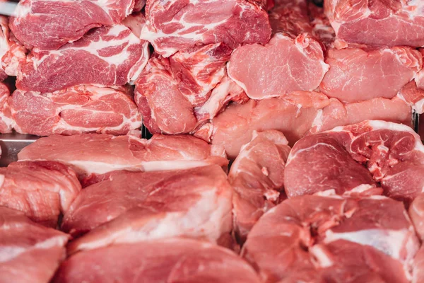 Vista ravvicinata della carne cruda organizzata nel negozio di alimentari — Foto stock