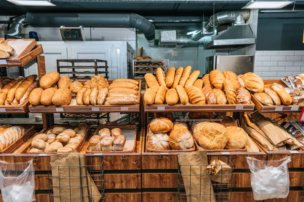 Close up view of freshly baked bakery in hypermarket — Stock Photo