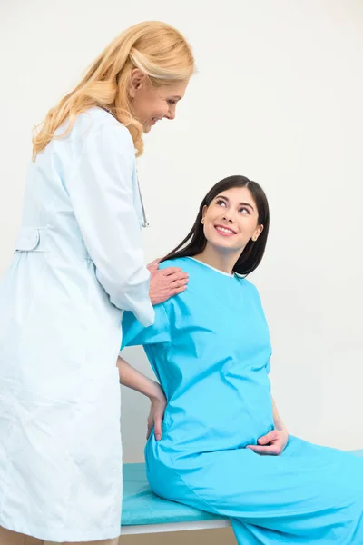 Ginecologista obstetra apoiando mulher grávida antes do parto — Fotografia de Stock