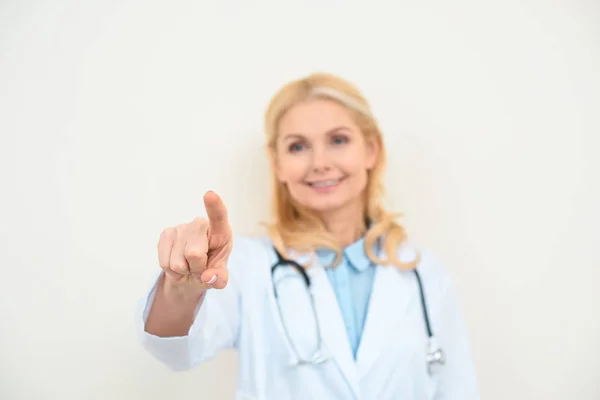Крупним планом знімок лікаря робить дотик жест пальцем, прозора концепція візуального інтерфейсу — стокове фото